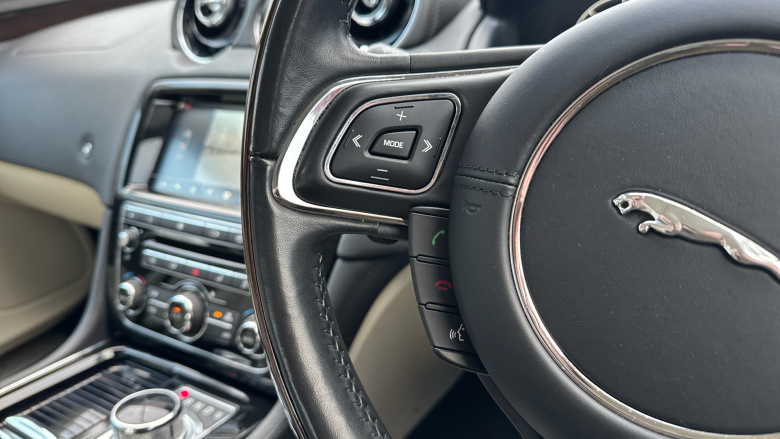 Jaguar XJ 3.0d V6 Portfolio 4dr Auto Diesel Saloon